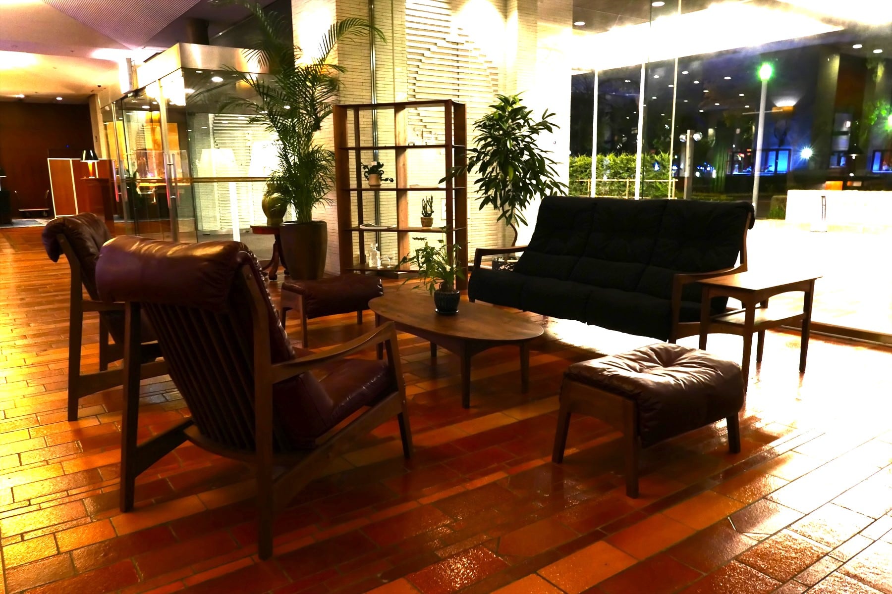 名古屋観光ホテル 1Fロビーに家具を展示しました。